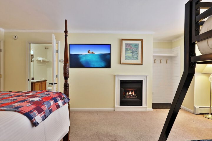 The Birch Ridge: Family Room #11 - Queen / bunkbed Suite in Killington Vermont 1 Bedroom Home