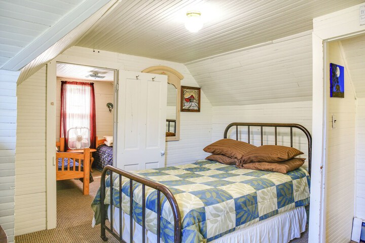 Hunter Home w / Fire Pit & Yard: on Main Street!