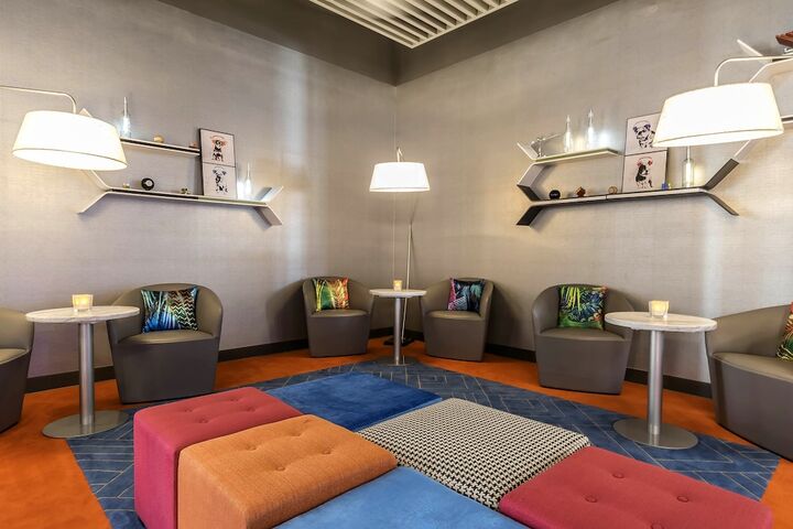 Lounge 38 of 49