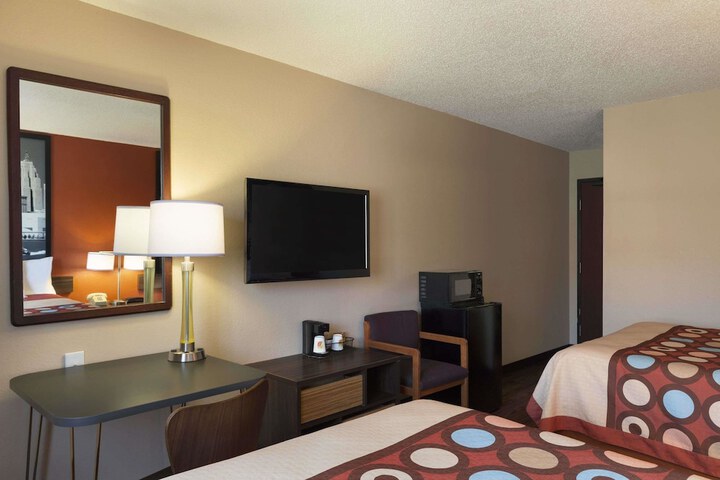Super 8 by Wyndham Taylor / Detroit Area