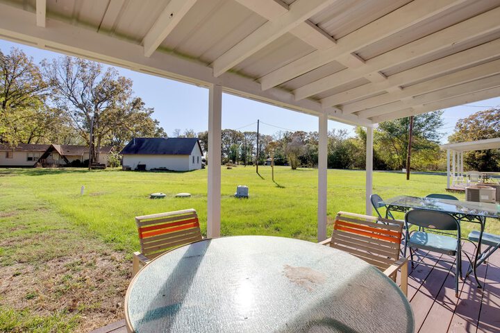Waterfront Lake Fork Getaway w / Dock Access