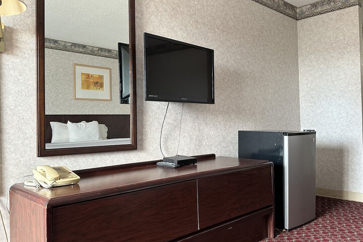 Room 28 of 33