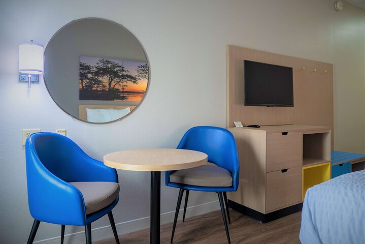 Days Inn & Suites by Wyndham Savannah North I-95
