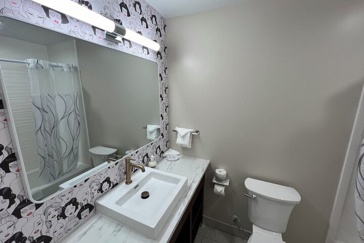 Lighthouse Inn & Suites