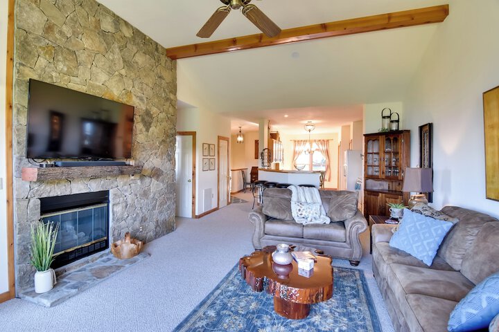 Scenic Views & Trail Access! Blue Ridge Mtns Condo