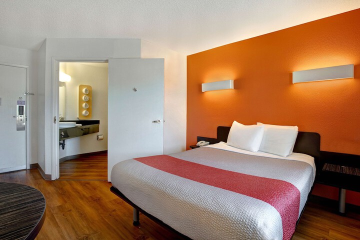 Room 15 of 34