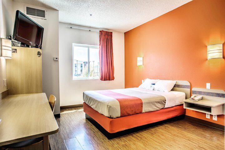 Room 25 of 28