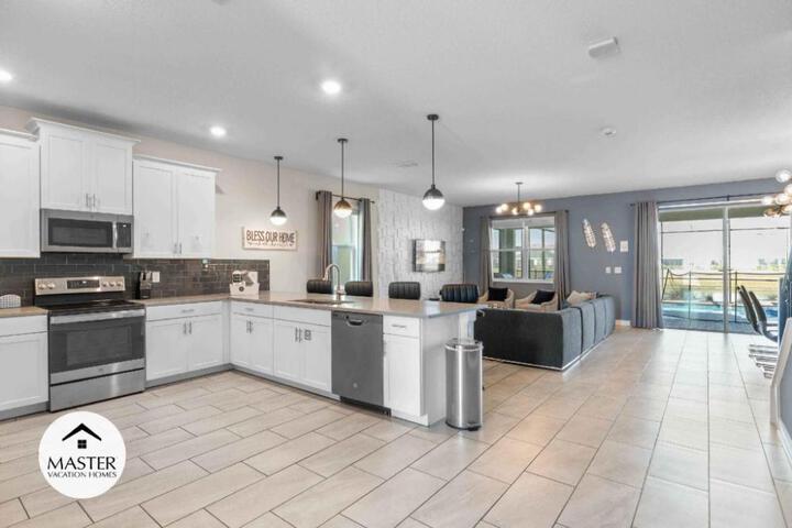Bedrooms 5 Bathrooms Storey Lake 2885 SC