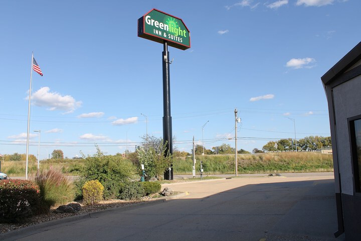 Greenlight Inn & Suites