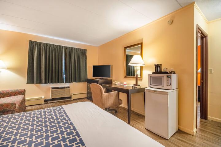 Econo Lodge Inn & Suites Windsor Locks Bradley Airport