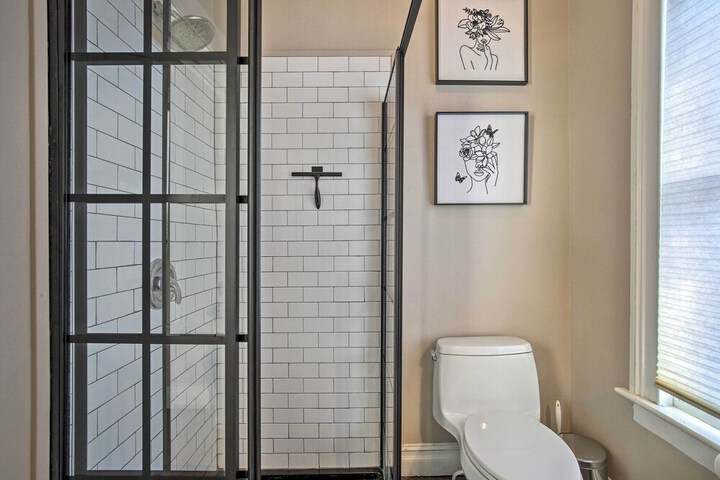 Walk to Downtown: Pet-friendly Millerton Home!