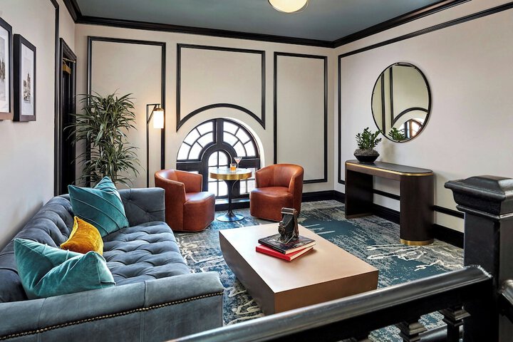 Lounge 53 of 64