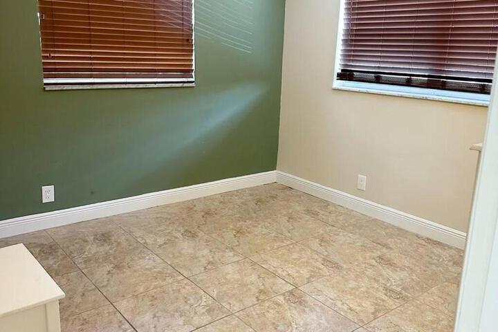 Waterfront corner 2 / 1 Apt