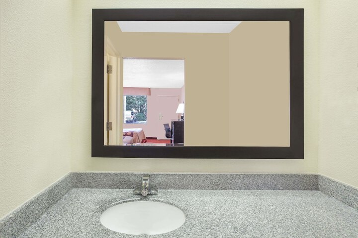 Room 7 of 16