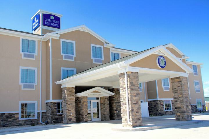 Cobblestone Hotel & Suites – Devils Lake