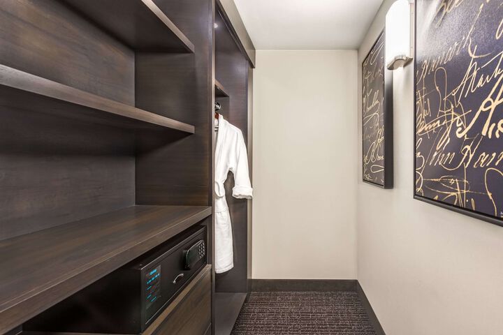 Room 32 of 69