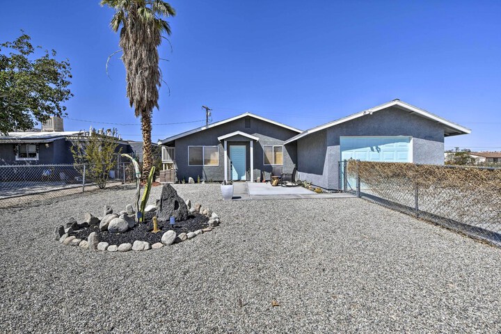 Indie-eclectic Desert Home w / Hot Tub + Patio