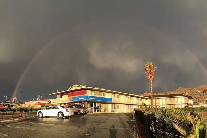 Hilltop Inn & Suites