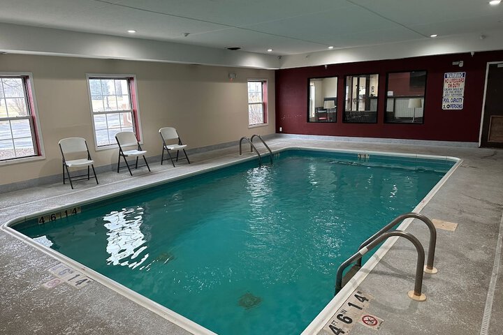 Econo Lodge Inn & Suites