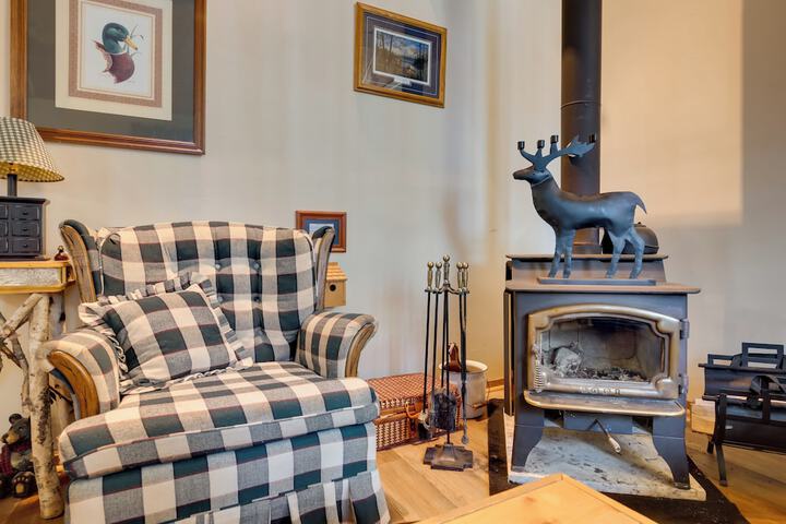 Lakefront Rhinelander Cabin w / Dock & Fire Pit!