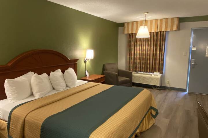 Room 8 of 10