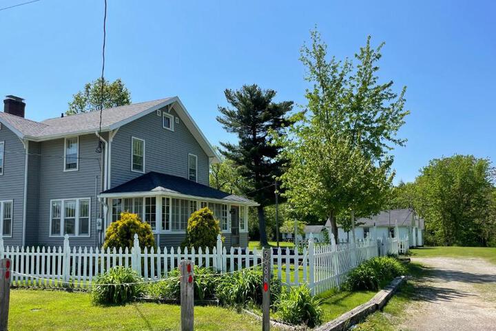 Drop Anchor Cottages and Lake House