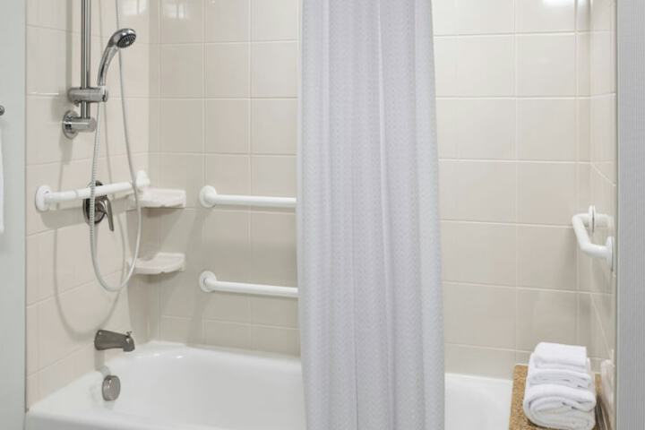 Courtyard by Marriott Portland Airport