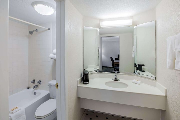 Room 12 of 33