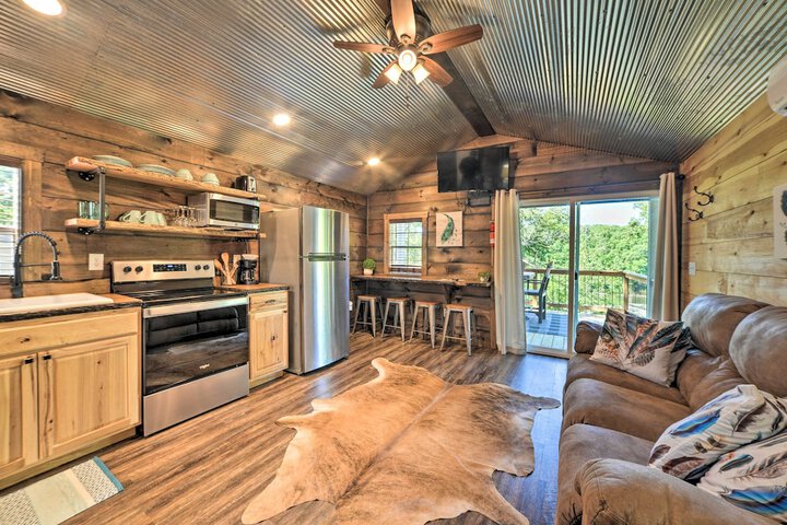 Rustic Dog-friendly Cabin w / Deck & Fire Pit!