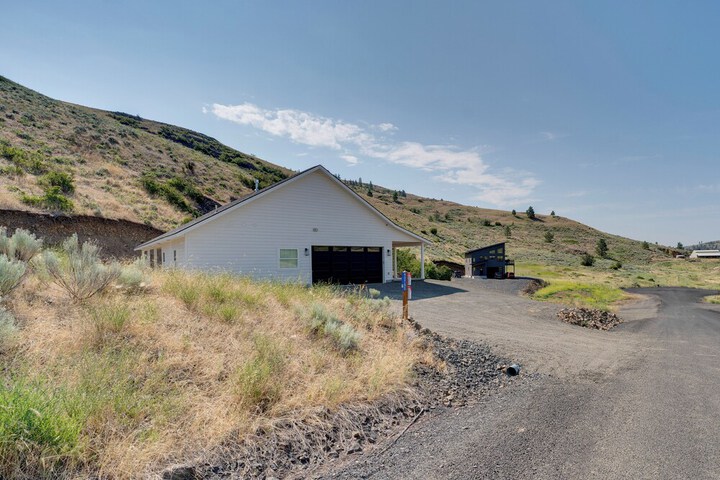 Lake Roosevelt Getaway w / Lake + Mountain Views!