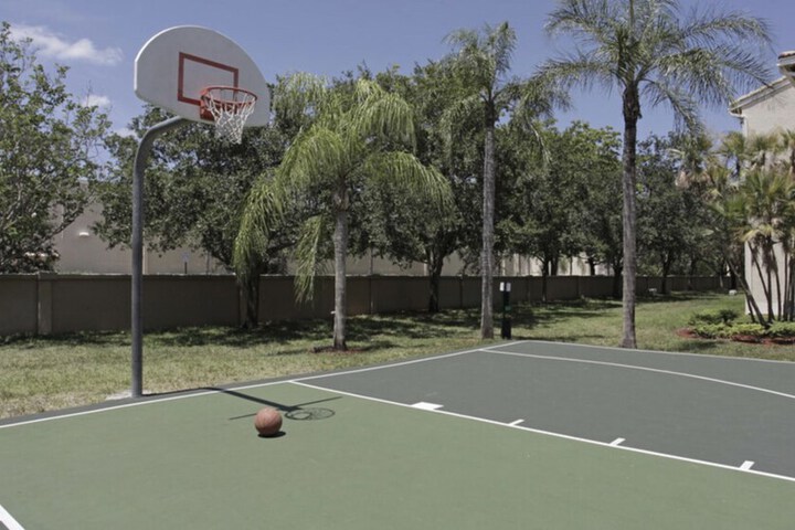 Sawgrass Mall Apartment 2