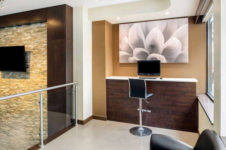 Business Center 31 of 31