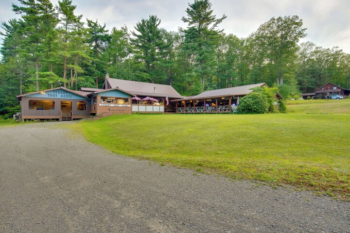 Handcrafted Log Cabin in Candor: Group Getaway!