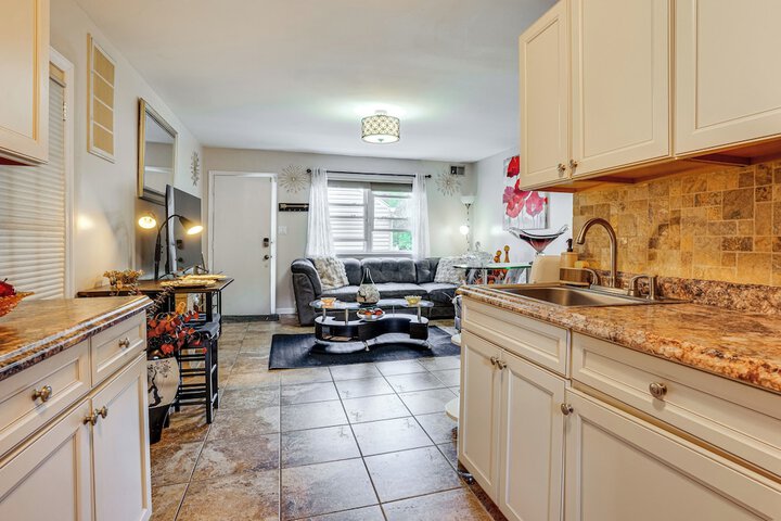 8 Mi to Long Beach: Cozy Apt w / Fenced Yard!