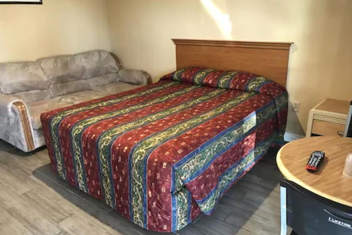 Room 6 of 9