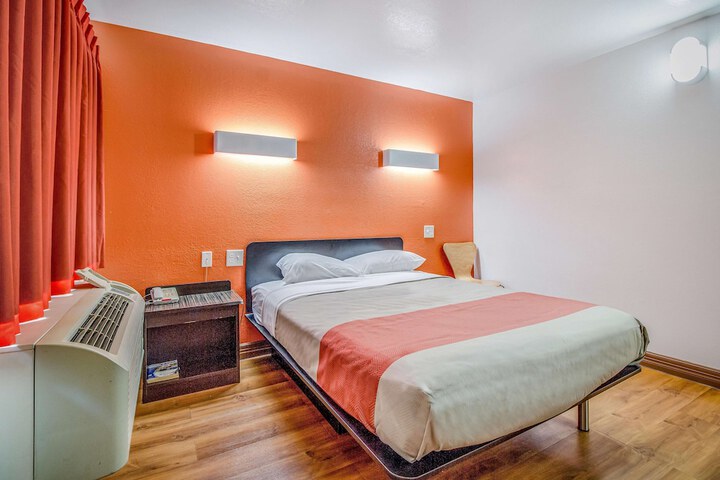 Motel 6 Conroe TX