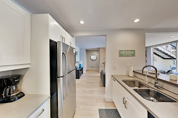 Immaculate Beach W / Pool Hot Tub & Balconies 2 Bedroom Condo