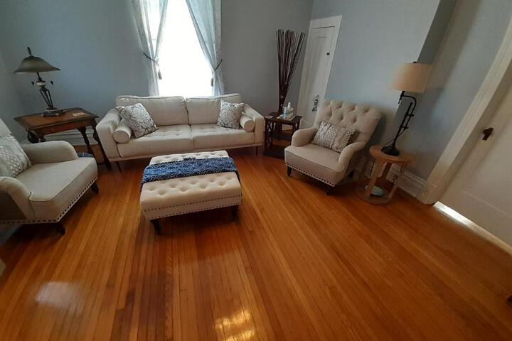 Queens Chamber w King Heavenly Bed at Nottingham Place in Wise