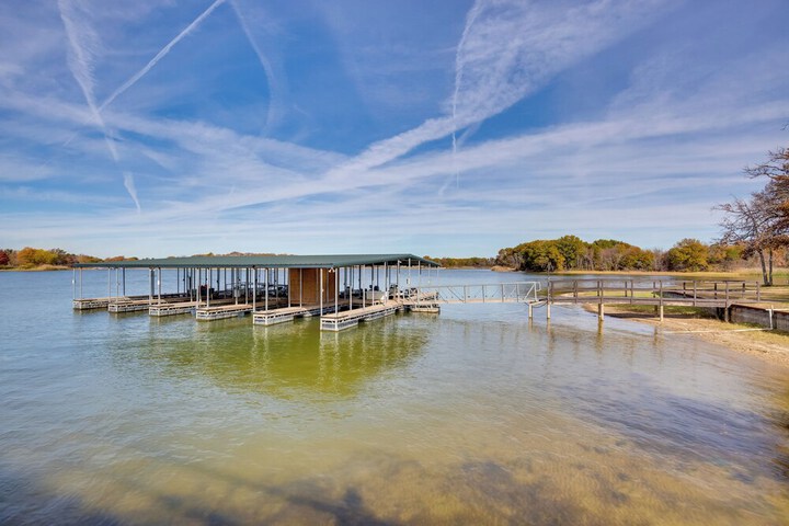 Community Pier: Cozy Kerens Cabin!