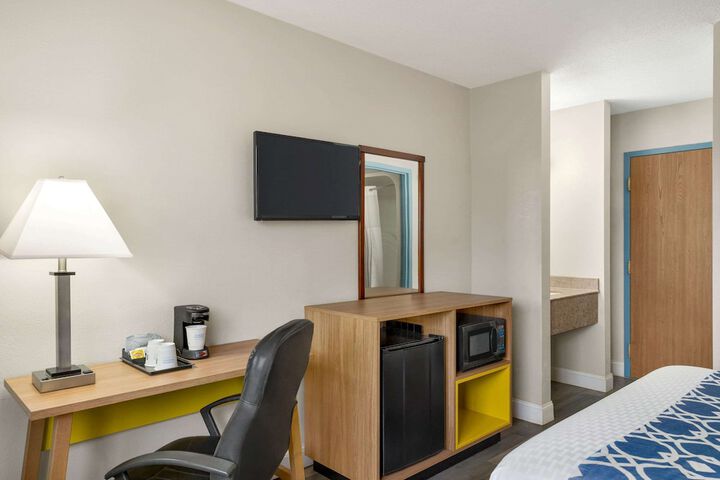 Room 6 of 25