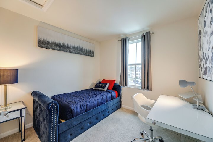 Sunlit Milford Townhome 2 Mi to Riverwalk!