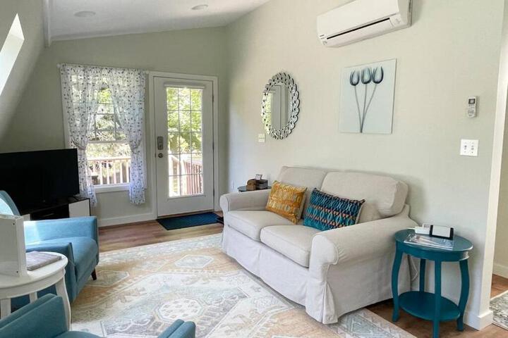 Newly Renovated Carriage House Near Town & Beaches