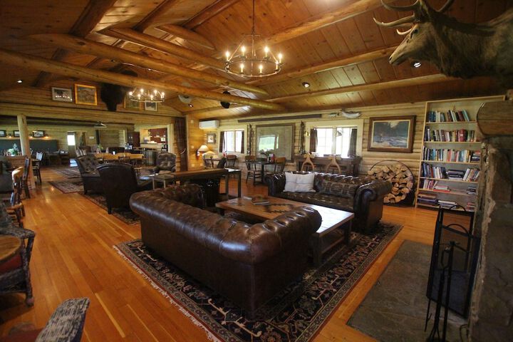 Lounge 33 of 48