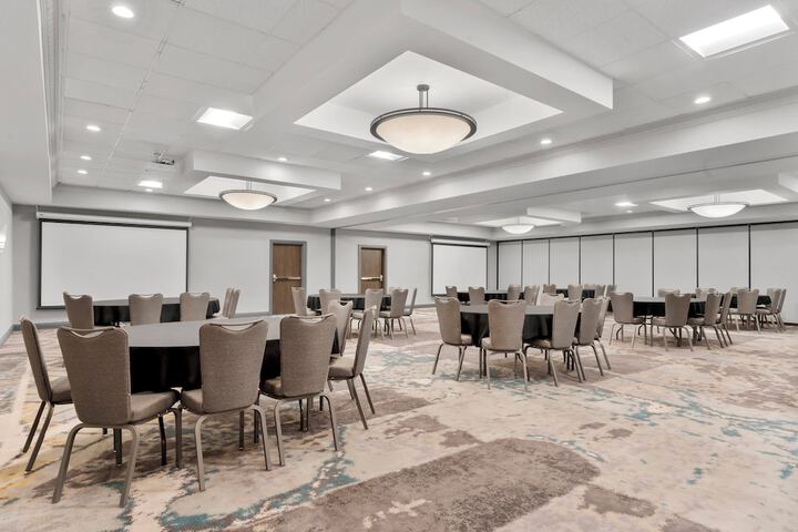 Ballroom/Hall 88 of 89
