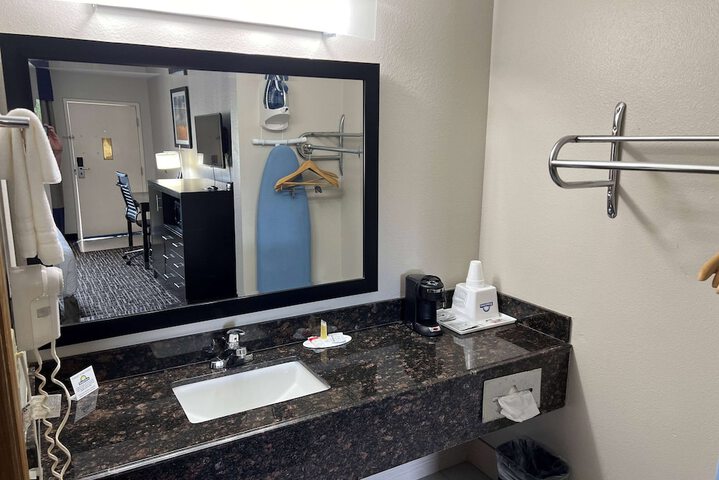 Days Inn by Wyndham Grove