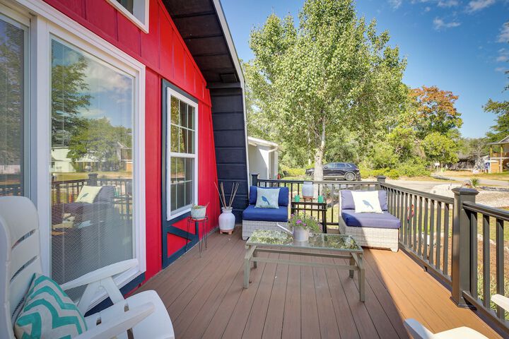 Oak Island Vacation Rental w / Decks Walk to Beach