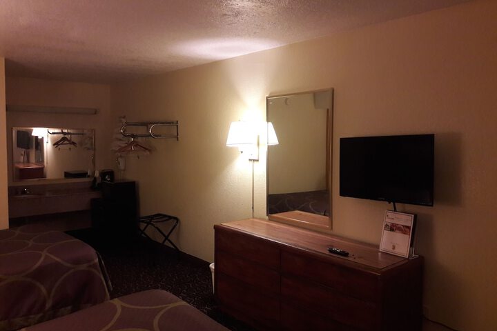 Room 7 of 16