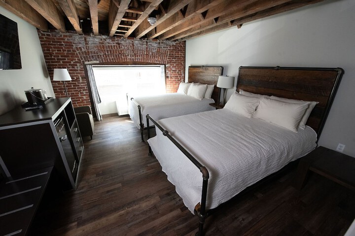 Room 6 of 14