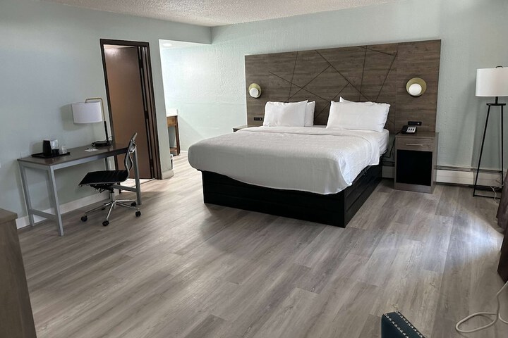 Room 8 of 17