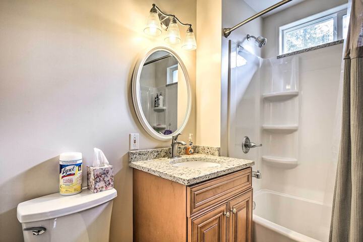 Indian Lake Retreat w / Wet Bar & Covered Deck